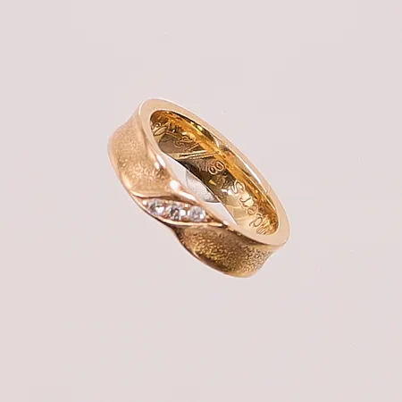 Ring, diamanter 3x ca 0,02-0,03ct, Ø16¼, bredd:4mm, Schalin, gravyr, 18K 6,7g.