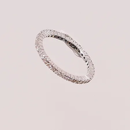 Ring, helallians, diamanter 40x ca 0,015ct, Ø16½, bredd:2mm, något skev, vitguld 18K 1,6g.