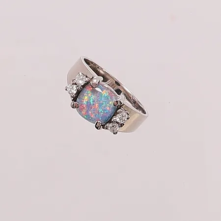 Ring, 4x diamanter 0,17ctv enligt gravyr, opaltriplett, Ø17¼, bredd:8mm, 18K 7,4g.