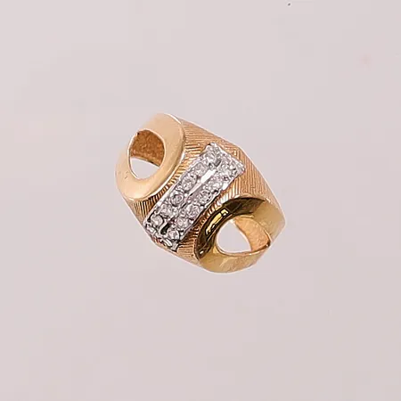 Ring, Ø17¼, bredd:14mm, vita stenar, 18K 5,1g.