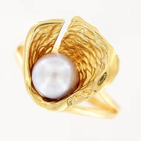 Ring, odlad saltvattenspärla, stl 16¾, bredd 2-13,5mm, 18K Vikt: 4 g