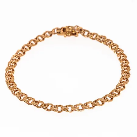 Armband "bismarck" i 18K guld. Det är 18,5 cm långt, 4,6 mm brett och väger 7,3g. Tillverkat 1969 av Styletta Guldvaruaktiebolaget i Stockholm. Kattfot. Kistlås. 