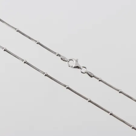 Ormlänk med dekor av ringar, längd 48cm, bredd 1,3mm, silver  Vikt: 6,3 g