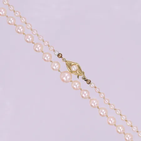Pärlcollier med doserade saltvattenspärlor Ø3-7mm, ca 57cm, i behov av omträdning, lås med odlad saltvattenspärla 14K, bruttovikt 14,6g Vikt: 14,6 g
