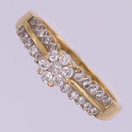 Ring med briljantslipade diamanter 1 x ca 0,07ct, 7 x 0,03ct, 20 x 0,01ct, stl: 18, bredd 1,5-6mm, GHA, bucklig/skev, fattning i vitguld 18K.  Vikt: 4,1 g