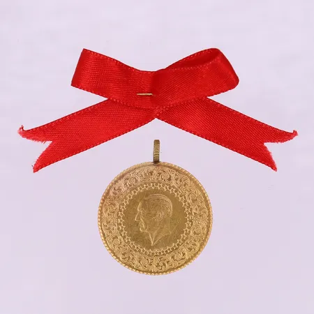 Mynt Ataturk, 100 Kurus, år 1987, Ø30mm, ögla i metall, 22K.  Vikt: 7,2 g