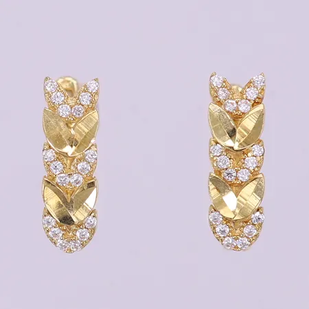 Ett par örhängen med vita stenar, ca 15x5mm. 18K  Vikt: 2,7 g