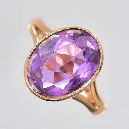 Ring med lila sten, stl 17, sten ca 13x10mm, 14K Vikt: 3,5 g