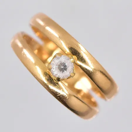 Ring med vit sten, stl 16, graverad, 18K Vikt: 3,5 g