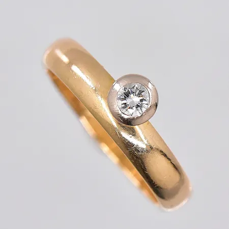 Ring med diamant ca 0,05ct, stl 15¼, graverad, 18K Vikt: 2,9 g