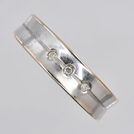 Ring med diamanter 3x0,01ct, stl 17¼, vitguld, behov av omrodiering, 18K Vikt: 4,6 g