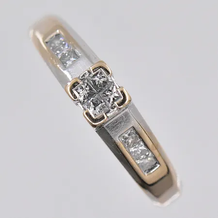Ring med prinsesslipade diamanter ca 0,20ctv, stl 18½, vitguld, behov av omrodiering, GHA, 18K Vikt: 3,8 g