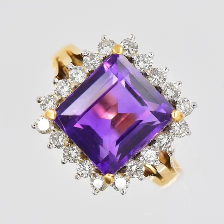 Ring med diamanter ca 20x0,015 samt lila sten, stl 16¼, 18K Vikt: 6,4 g
