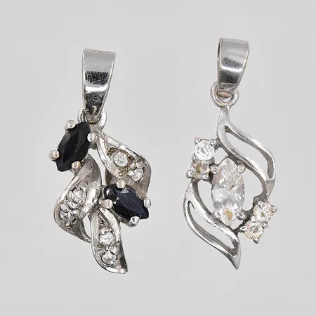 Två hängen, vita och blå stenar, längd ca 20mm, 925/1000 silver Vikt: 2,2 g