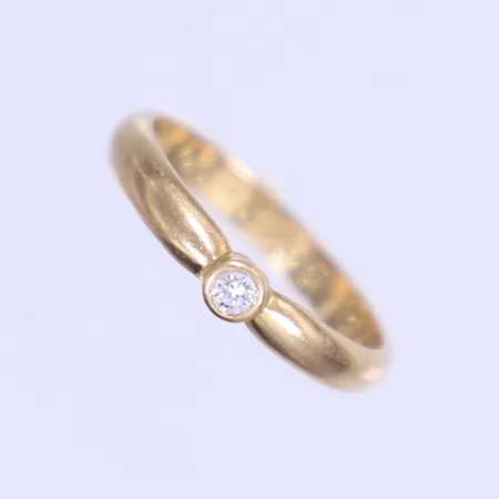 Ring med diamant 1x0,05ct enl. gravyr, stl 16¼, bredd 2,5-3mm, gravyr, 18K Vikt: 2,2 g