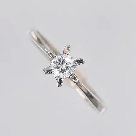 Ring, vit sten, stl 17¼, 835/1000 silver Vikt: 1,6 g