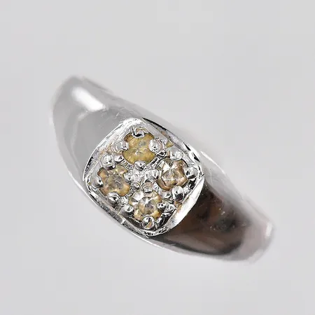 Ring, vita stenar, stl 17¼, repig skena, 835/1000 silver Vikt: 3,3 g