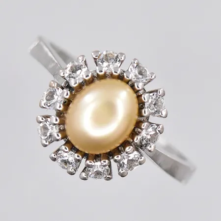 Ring med vita stenar, imitationspärla, stl 18½, ställbar skena, 835/1000 silver Vikt: 4 g