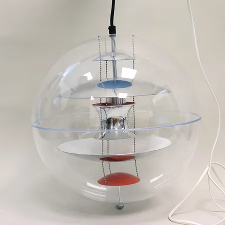 Taklampa VP Globe, 40cm, Verner Panton, märkt på stång, bruksmärke förekommer, funktionstestad, byte av el rekomenderas, två runda fästpunkter har lossnat och medföljer, Frandsens Lightning. Vikt: 0 g Specialfrakt, kontakta pantbankskontoret för mer information.