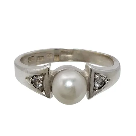 Ring, silver 925/1000, Guldsmed Björn Nilsson Kristianstad 1994, odlad sötvattenspärla Ø5 mm, vita stenar, Ø16¼ mm, bredd 3,2-6 mm, fint skick  Vikt: 3 g