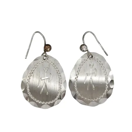 Örhängen, ett par, silver 925/1000, samisk dekor, handarbete, längd 30,5 mm, bredd 18 mm, tillverkarstämpel SWÅ Jokkmokk, fint skick  Vikt: 5,2 g