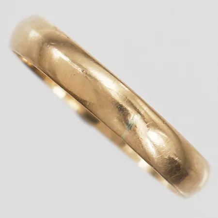 Ring, slät, stl: 19½, bredd: 4mm, gravyr, saknar stämplar, 14K guld. Vikt: 3,1 g