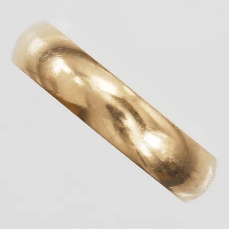 Ring, slät, Schalins Ringar, stl: 19½, bredd: 5 mm, gravyr, 18K guld. Vikt: 5,5 g