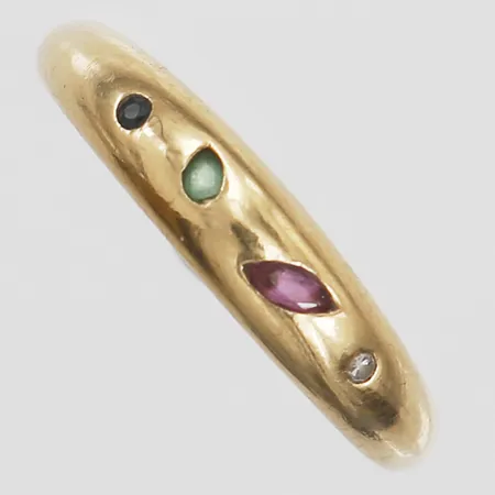 Ring med diamant 1 x ca 0,005ct samt olikfärgade stenar, stl: 18¼, bredd: 1,5 - 4,5 mm, 18K guld. Vikt: 2,3 g