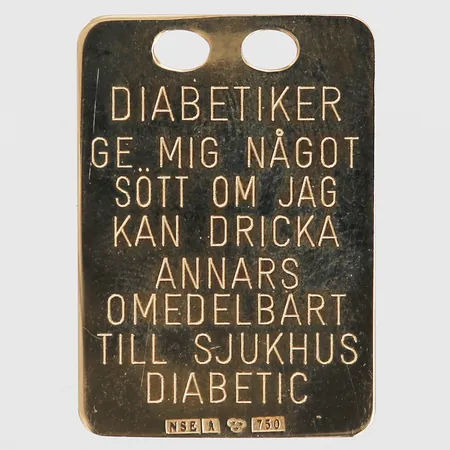 Namnbricka, höjd: 27 mm, bredd: 19 mm, gravyr, 18K guld. Vikt: 2,2 g