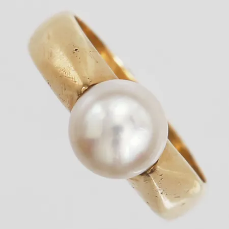 Ring med odlad pärla, stl: 16¾, bredd: 5 - 8 mm, gravyr, 18K guld. Vikt: 5,4 g
