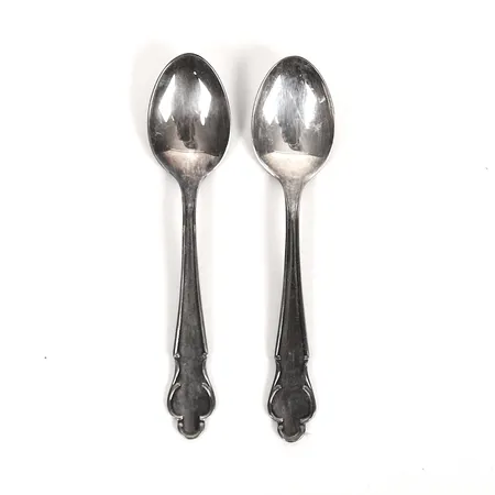 Två moccaskedar, modell Disa, K. G. Markströms Guldsmedsaktiebolag, år 1975, längd: 103 mm, anlupna, silver. Vikt: 21,4 g
