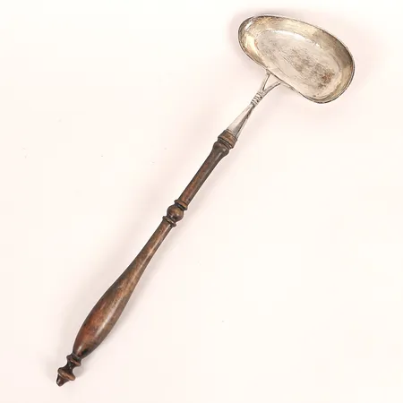 Soppslev med svarvat trähandtag, längd: 39 cm, monogramgravyr, ställvis hårt bruksslitage, skada på handtaget, silver. Bruttovikt: 97,7g Vikt: 97,7 g
