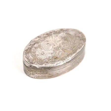 Dosa med blomsterdekor, invändig förgyllning, år 1849, höjd: 18 mm, bredd: 70 mm, monogramgravyr, bucklor, defekt, silver. Vikt: 45,4 g