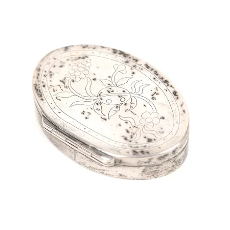 Dosa med snidad dekor, invändig förgyllning, 1800-tal, höjd: 15 mm, bredd: 69 mm, åldersbetingat slitage, mindre buckla, monogramgravyr, silver. Vikt: 50,5 g