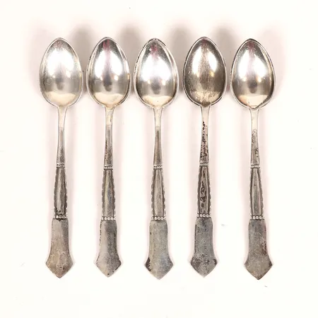Fem skedar, längd: 113 mm, gravyr, bruksskick, 830/1000 silver. Vikt: 44,9 g