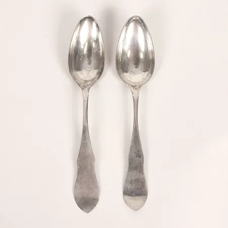 Två matskedar, 1800-tal, längd: 220 mm, gravyr, silver. Vikt: 78,6 g