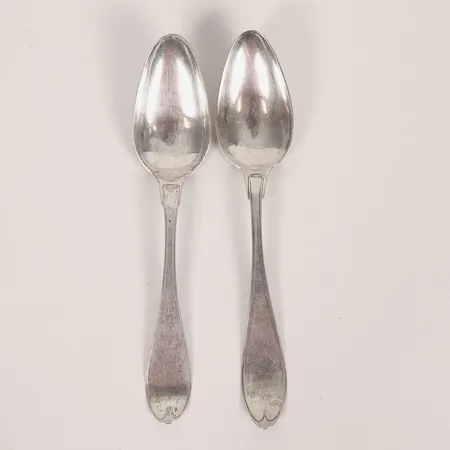 Två matskedar, snarlika modeller, år 1825 & 1831, längd: 214 & 220 mm, en med gravyr, åldersbetingat slitage, silver. Vikt: 99,1 g