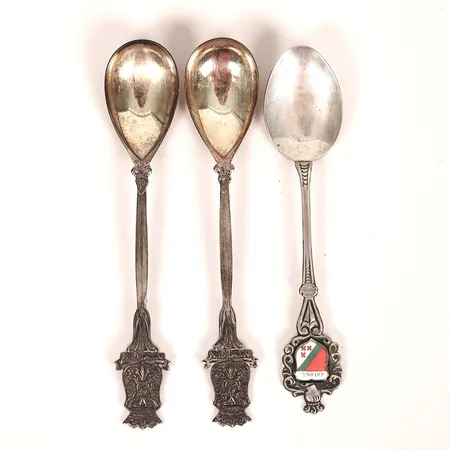 Tre skedar, varierande modeller och storlekar, utländska stämplar, silver. Vikt: 41,9 g