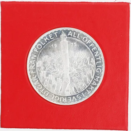 Samlarmynt "All offentlig makt i Sverige utgår från folket", Ø36mm, år 1975, nominellt värde: 50kr, plastetui, tejprester på  etui, 925/1000 silver. Vikt: 27 g