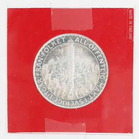 Samlarmynt "All offentlig makt i Sverige utgår från folket", Ø36mm, år 1975, nominellt värde: 50kr, plastetui, tejprester på etui, 925/1000 silver. Vikt: 27 g