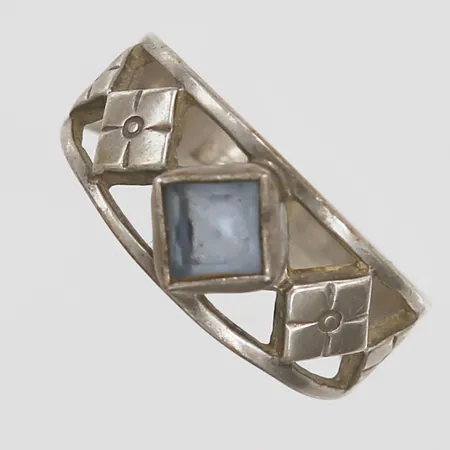 Ring med blå sten, stl: 14¾, bredd: 3 - 7 mm, silver. Vikt: 1,6 g
