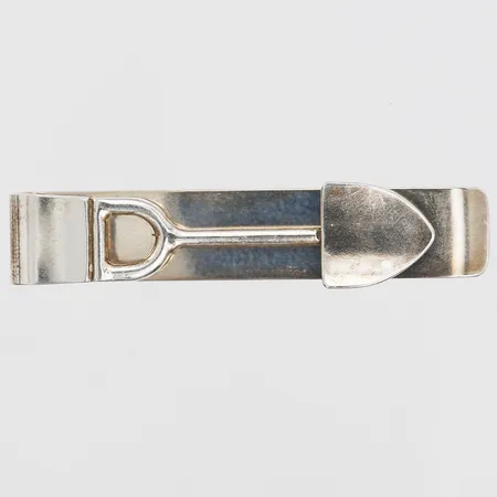 Sedelhållare i form av en spade, höjd: 52 mm, bredd: 12 mm, gravyr, 830/1000 silver. Vikt: 8,3 g