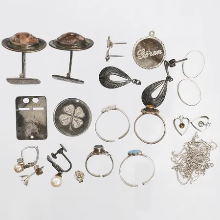 Diverse silver, stenar, pärlor, gravyr, defekt, silver. Vikt: 44,4 g