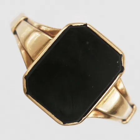 Klackring med onyx, stl: 20¼, bredd: 2 - 14 mm, 18K guld. Vikt: 3 g