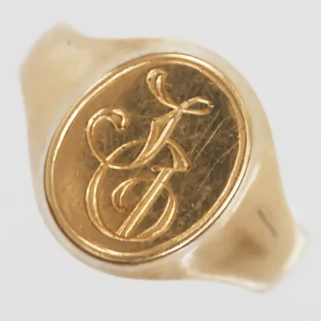 Klackring med monogramgravyr, stl: 20¼, bredd: 3 - 15 mm, 18K guld. Vikt: 4,9 g