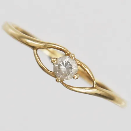 Ring med vit sten, stl: 15¾, bredd: 1 - 4 mm, 18K guld. Vikt: 0,6 g