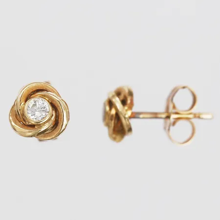 Ett par örhängen med vita stenar, Ø 6 mm, 18K guld. Vikt: 0,7 g