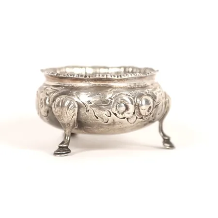 Saltkar med organisk dekor, London, England, höjd: 4,5 cm, Ø 7,2 mm, 925/1000 silver. Vikt: 77,6 g