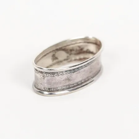 Servettring med profilerad kant samt dekor av meanderbård, Ø 29 - 52 mm, bredd: 17 mm, silver. Vikt: 8,2 g