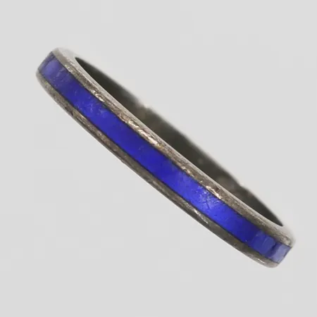 Ring med emaljdetalj, stl: 16¾, bredd: 3 mm, 925/1000 silver. Vikt: 1,9 g